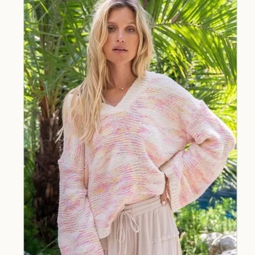 🎀 SUPER SOFT PINK AND CREME OVERSIZED SWEATER 🎀 - Picture 2 of 7